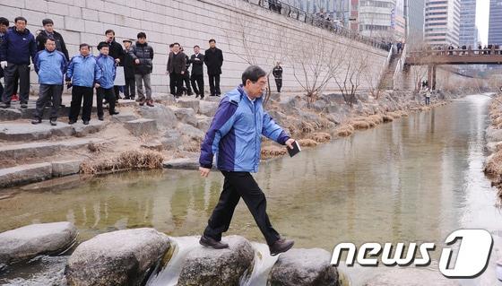 본문 이미지 - 박원순 서울시장이 청계천 역사문화와 생태복원 사업의 뜻을 밝힌 가운데 학자, 전문가 등과 함께 서울 청계천 일대를 현장 답사하고 있다. © News1 양동욱 기자