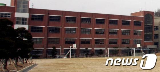 본문 이미지 - 광주지역 일선 학교에서 근무하는 야간당직 근로자의 근무여건이 열악해 개선이 시급하다. 사진은 특정 기사와 관계 없음. © News1 