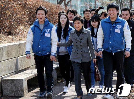 본문 이미지 - 새누리당 박근혜 비상대책위원장이 지난 2월 29일 오후 충북 청주대학교 학생들과 간담회 장소로 이동하며 얘기를 나누고 있다. © News1 박정호 기자