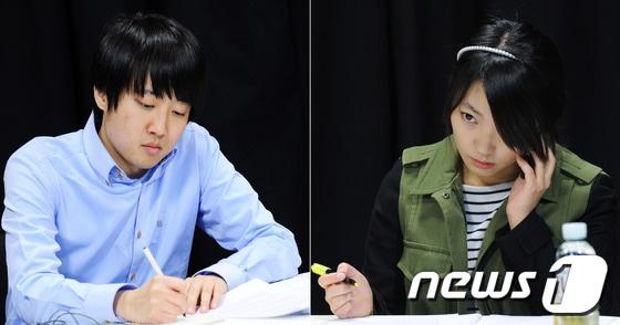 본문 이미지 - 이준석 비대위원과 '고대녀' 김지윤 씨가 3일 오후 고려대학교 교육방송국에서 열린 맞짱토론에 앞서 자료를 정리하고 있다. © News1 오대일 기자