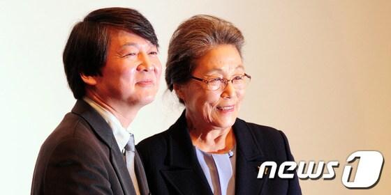 본문 이미지 - 안철수 서울대학교 융합과학기술대학원장과 박영숙(전 한국여성재단 이사장) 안철수재단(가칭) 이사장이 지난해 2월 서울 광화문 프레스센터에서 재단 설립에 대한 기자회견에서 취재진의 질문을 받고 있다. © News1 송원영 기자