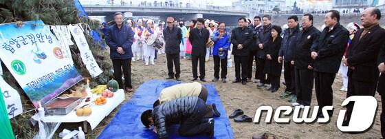 본문 이미지 - 정월대보름맞이 군민안녕기원제 및 달집태우기 행사가 함양읍 인당교 아래 위천변에서 최완식 함양군수 등 주민 1000여명이 참여한 가운데 열렸다. 최완식 군수, 이창구 군의회의장 등이 지리산케이블카를 염원하는 기원제를 지내고 있다. (함양군 제공) © News1 박지혜 인턴기자