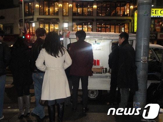 본문 이미지 - 주말 저녁 이태원에 들어선 '푸드트럭'/사진=이명현 인턴기자© News1 이명현 인턴기자
