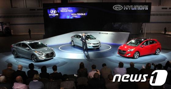 본문 이미지 - 현대차 미국판매법인이 엘란트라 쿠페와 엘란트라 GT를 소개하는 모습. © 