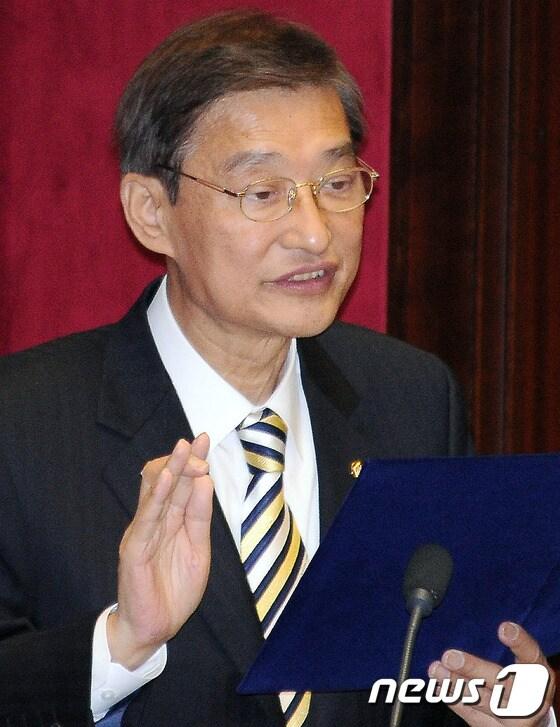 본문 이미지 - 창조한국당 비례대표의원직을 승계한 선경식의원이 9일 서울 여의도 국회의사당에서 열린 본회의에서 국회의원 선서를 하고 있다. 선경식의원은 유원일 의원의 사퇴에 따른 공석을 승계했다. © News1 이종덕 기자