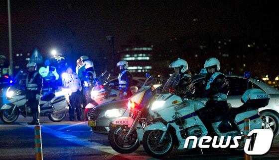 본문 이미지 - 폭주족에 대해 강력 대응하는 기동경찰대 자료사진. /뉴스1DB