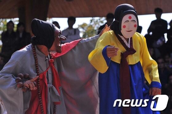 본문 이미지 - 중요무형문화재 제69호 하회별신굿탈놀이./사진제공=안동시청 © News1 