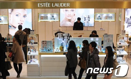 본문 이미지 - 서울의 한 에스티로더 매장 전경. 뉴스1 ⓒ News1