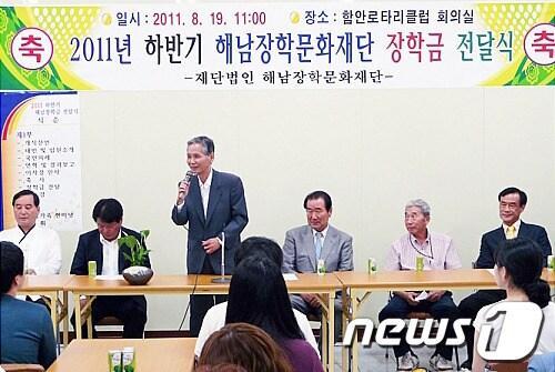 본문 이미지 - 해남장학문화재단은 올해 장학금 5430만원을 지난 달 15일 전달했다.사진은 해안장학문화재단의 지난해 장학금 전달식 모습. 