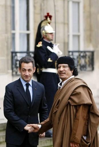 본문 이미지 - 지난 2007년 12월 프랑스 엘리제궁을 방문한 무아마르 카다피 전 리비아 국가원수와 그를 반기는 니콜라 사르코지 프랑스 대통령 ⓒ AFP=News1