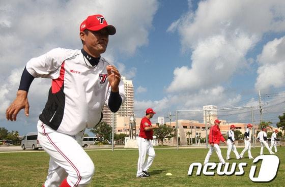 본문 이미지 - 지난5일 오키나와 차탄구장 오전 훈련에서 이종범이 스트레칭으로 몸을 풀고 있다 /사진제공=KIA© News1 