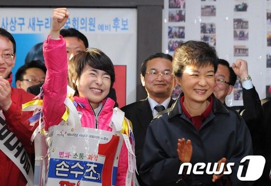 본문 이미지 - 새누리당 박근혜 비상대책위원장이 13일 오후 부산 사상구 괘법동 손수조 후보의 선거사무소를 방문해 손 후보가 인사말을 하며 화이팅을 외치자 박수를 치고 있다. © News1 양동욱 기자