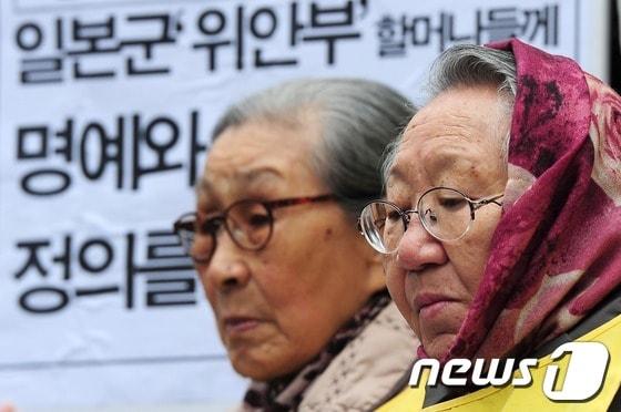 본문 이미지 - 일본군 위안부 피해자 김복동(왼쪽), 길원옥 할머니./뉴스1 © News1