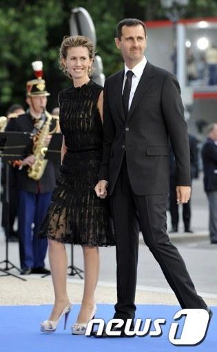 본문 이미지 - 바샤르 알-아사드 시리아 대통령(오른쪽)과 영부인 아스마 © AFP=News1    