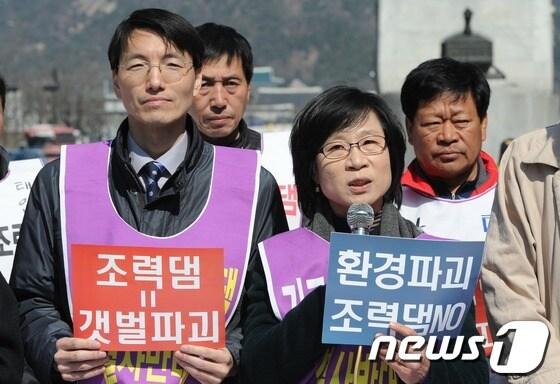 본문 이미지 - 15일 오전 통합진보당 서기호 사법개혁특별위원장(왼쪽)이 서울 광화문광장에서 열린 '환경영향평가 반려와 가로림만 문화재조사 실시 촉구 기자회견'에 참석해 조력댐 반대 피켓을 들고 있다. 서 위원장 옆은 김제남 비례대표 후보. © News1 최진석 인턴기자