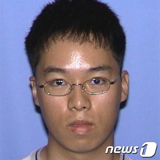본문 이미지 - 2007년 버지니아공대에서 발생한 총기난사 사건으로 32명이 숨지고, 총격범인 한인계 조승희 학생도 스스로 목숨을 끊었다. ©AFP=News1 