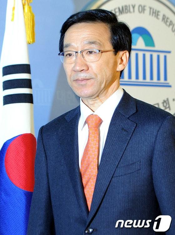 본문 이미지 - 새누리당 이인기 의원이 15일 오후 서울 여의도 국회 정론관에서 당의 공천 결과에 따라 