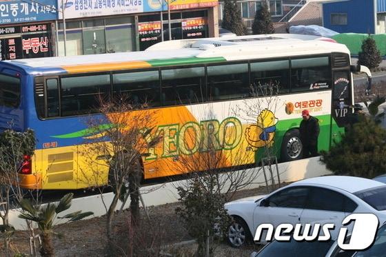 본문 이미지 - 민주통합당 공천결과의 후유증이 잇따르고 있다. 고흥ㆍ보성 장성민 후보가 선거인단 동원이라고 주장한 버스 © News1 