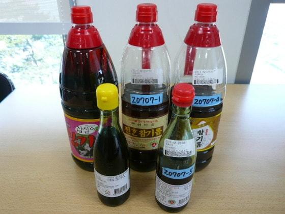 본문 이미지 - 경찰에 적발된 가짜 참기름 제품./뉴스1 ⓒ News1