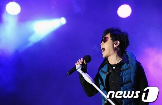 본문 이미지 - 사상 초유의 방송 3사 공동 파업이 계속되는 가운데 16일 저녁 서울 여의도공원에서 열린 방송 3사(MBC, KBS, YTN) 공동 파업 콘서트 '방송 낙하산 퇴임 축하쇼'에서 가수 이승환이 열창하고 있다.