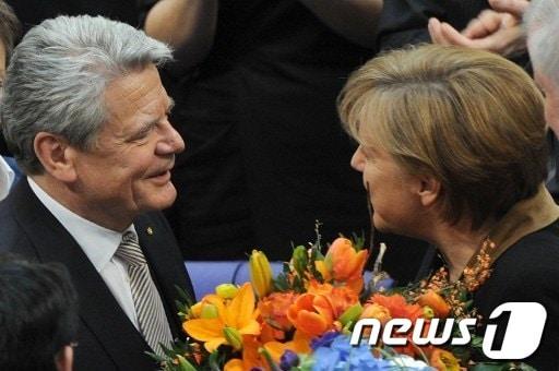 본문 이미지 - 요아힘 가우크 새 독일 대통령이 18일 연방총회에서 대통령으로 선출된 후 앙겔라 메르켈 총리로부터 축하를 받고 있다. © AFP=News1 