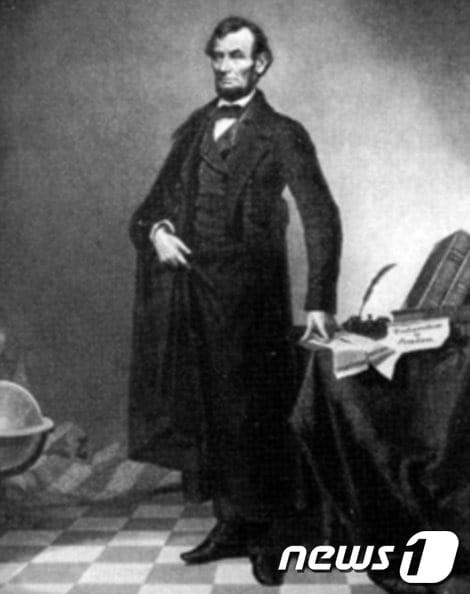본문 이미지 - 미국의 16대 대통령 에이브러햄 링컨의 전신 초상. (데일리메일) © News1 