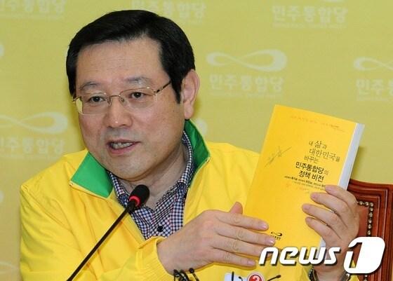 본문 이미지 -  이용섭 민주통합당 정책위의장.. © News1 이종덕 기자