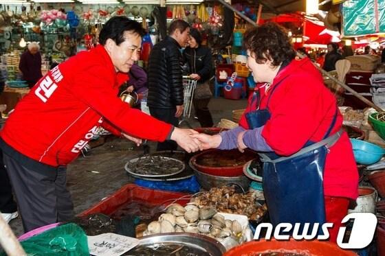 본문 이미지 - 나성린 새누리당 후보가 부산 부전시장에서 상인들과 인사를 나누고 있다. © News1 유승관 기자
