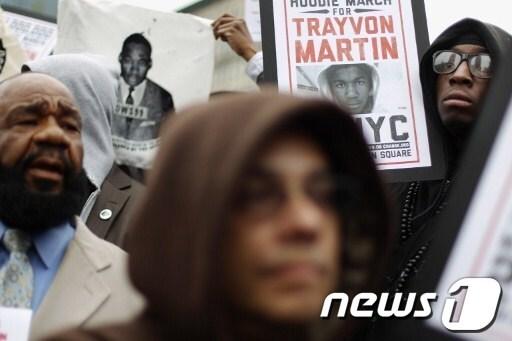 본문 이미지 - 미국 뉴욕 맨하탄 유니언 광장에서 21일(현지시간) 수천 명의 시민들이 '백만 후디 행진'에 참여하고 있다. © AFP=News1  