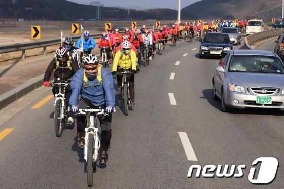 본문 이미지 - 지난 24일 대구시 자전거타기동호회 , 구미시 자전거타기 동호 회원 등 40여명이 낙동강변 자전거길을 체험하고 있다© News1 
