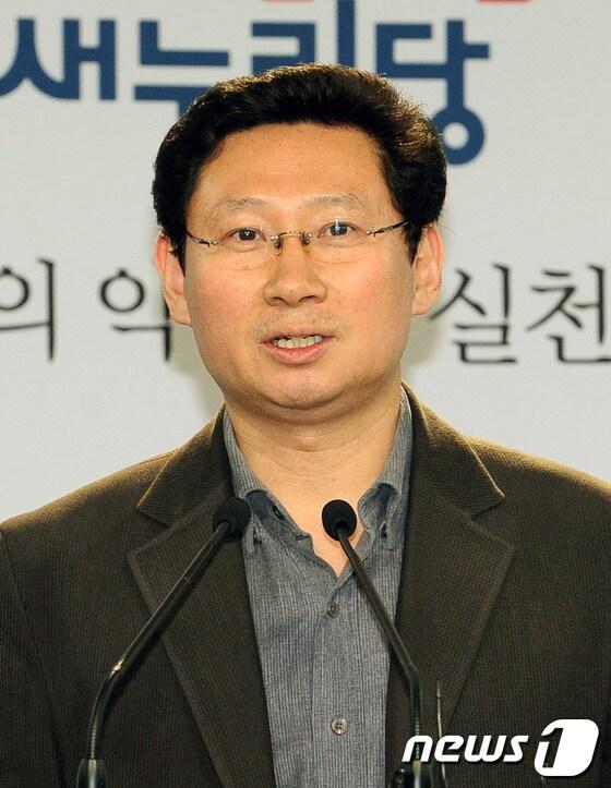 본문 이미지 - 이상일 새누리당 중앙선거대책위 대변인이 25일 서울 여의도 당사에서 브리핑을 하고 있다. © News1 이종덕 기자