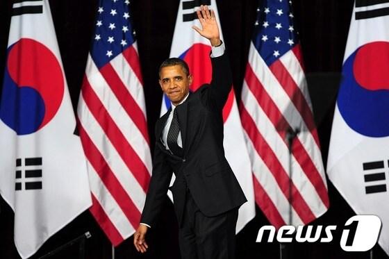 본문 이미지 - 버락 오바마 미국 대통령이 26일 오전 서울 이문동 한국외국어대학교 미네르바 오디토리움에서 '국제사회에서 한국의 역할'을 주제로 특강을 마치고 인사하고 있다. 오바마 대통령은 서울 핵안보정상회의에 참석하기 위해 2박3일 일정으로 방한했다. © News1   한재호 기자