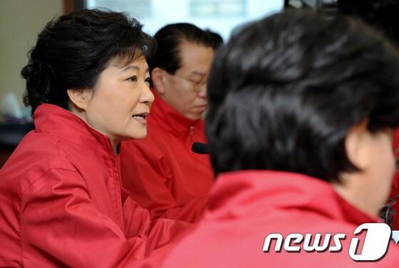 본문 이미지 - 새누리당 박근혜 중앙선대위원장(비상대책위원장)이 27일 오전 서울 여의도 당사에서 열린 첫 중앙선거대책위원회 전체회의에서 발언하고 있다.  © News1 박정호 기자