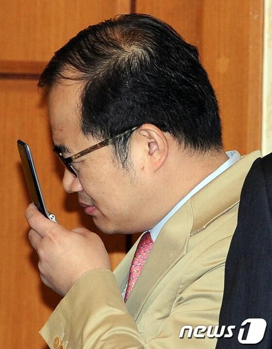 본문 이미지 - 민주통합당 비례대표 2번 최동익 후보(시각장애인)가 27일 서울 여의도 국회의사당 귀빈식당에서 열린 한명숙 대표와 19대 총선 비례대표후보들과의 조찬모임에서 휴대폰을 사용하고 있다. 한명숙 대표는 모두발언에서 “당의 비례대표 후보들은 각 분야마다 자신이 갖고 있는 능력과 자신들의 새로운 가치와 시대적 사명을 짊어지고 함께 나갈 분”이라고 말했다. © News1 이종덕 기자