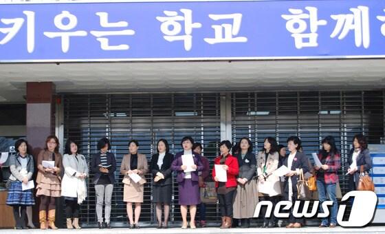 본문 이미지 - 창원시어린이집총연합회 회원들이 27일 경남도교육청 앞에서 동림자연과학유치원의 합리적인 폐원을 도교육청에 촉구하고 있다. © News1 남경문 기자 