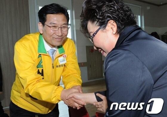 본문 이미지 - 선거운동 당시 신장용 민주통합당 의원. © News1 오대일 기자