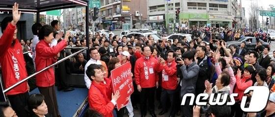 본문 이미지 - 신동우 후보(사진 중앙) © News1 이종덕 기자