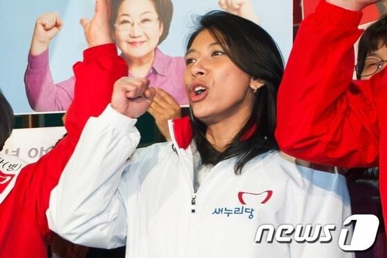 본문 이미지 - 본격적인 제19대 국회의원 선거운동이 시작된 29일 자정 서울 송파구 거여역사거리에서 새누리당 비례대표 15번 이자스민 후보가 첫 유세를 하고 있다. 이주민 출신 첫 여성 국회의원 당선 여부로 주목 받고 있는 이자스민 후보는 중앙선거관리위원회에 제출한 프로필에는 필리핀의 한 사립대 생물학과를 중퇴했다고 돼 있으나 최근까지 필리핀 명문 의대를 졸업한 재원으로 알려져 학력위조 논란에 휘말렸다. © News1 유승관 기자