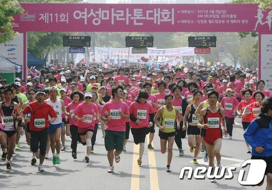 본문 이미지 - 지난해 열린 제11회 여성마라톤 대회의 모습./사진제공=서울시청.© News1 