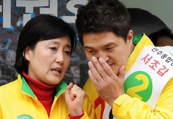 본문 이미지 - 2012년 3월 30일, '19대 총선에 출마한 민주당 서초갑 이혁진 후보가 'MBㆍ새누리 심판국민위원회' 박영선 위원장과 귀엣말을 나누고 있다. 이씨는 자산운용사 옵티머스의 1대 대표를 지냈다. ⓒ News1