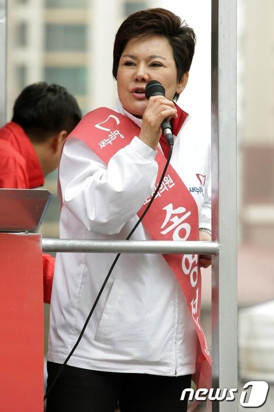 본문 이미지 - 새누리당 남양주시갑 송영선 후보가 30일 오후 경기도 남양주 와부읍 덕소주공아파트를 찾아 유세를 벌이고 있다. 뉴스1/머니투데이 © News1 이정선 인턴기자