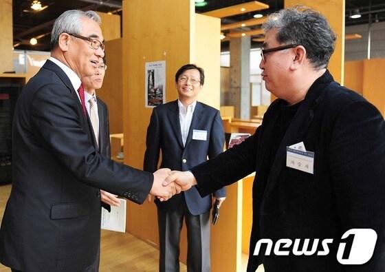 본문 이미지 - 차승재 교수.(오른쪽) ⓒ News1