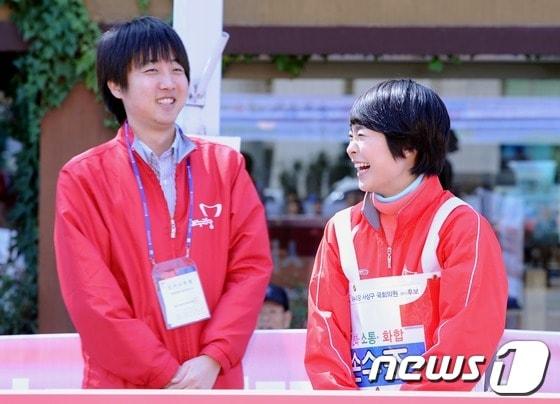 본문 이미지 - 이준석 비대위원(왼쪽)은 이상돈, 조동성 비대위원 등과 함께 지난달 31일 오전 부산 사상구에 출마하는 손수조 후보(오른쪽)의 유세현장 지원에 나섰다. © News1 이동원 기자