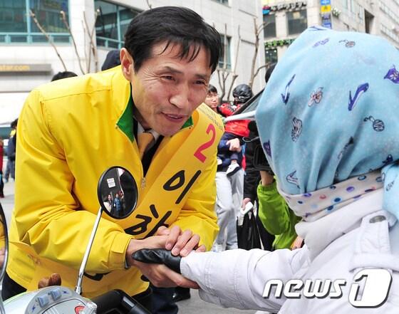 본문 이미지 - 4.11 총선 공식선거운동 3일째인 31일 오후 경기 군포시 산본역 중앙광장에서 민주통합당 이학영 군포 후보가 유권자에게 지지를 호소 하고 있다. © News1 방인권 인턴기자