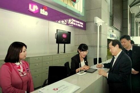 본문 이미지 - 이상철 LG유플러스 부회장이 인천국제공항 3층 출국장 로밍센터를 살펴보고 있다.© News1