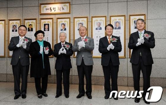 본문 이미지 - 7일 오전 서울 강북구 수유동 통일교육원에서 열린 역대 대통령 휘호 제막식에서 조명철 통일교육원장&#40;왼쪽부터&#41;, 이승만 대통령 양자인 이인수 박사 부부, 류우익 통일부 장관, 김태우 통일연구원장을 비롯한 참석자들이 휘호 제막 후 박수를 치고 있다. 이번 패널의 설치는 작년 12월 이명박 대통령이 통일 관련 친필 휘호를 통일부에 전달한 것을 계기로 추진됐다. © News1 박세연 기자