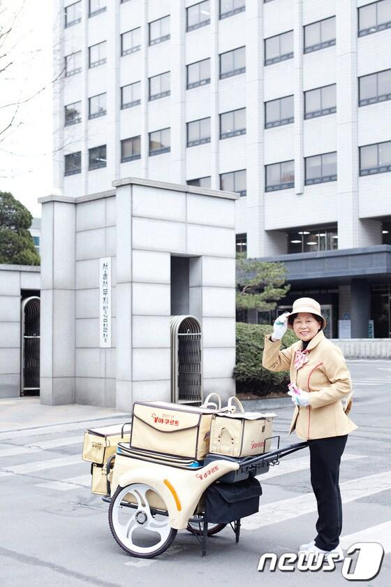 본문 이미지 - 자랑스러운 판매점상’ 수상자 박점숙 씨 /사진=한국 야구르트 © News1 