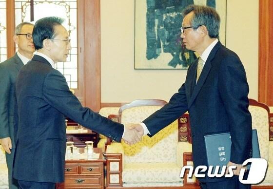 본문 이미지 - 이명박 대통령이 8일 오전 청와대에서 최영진 신임 주미 한국대사에게 임명장을 수여하고 있다. (청와대 제공) © News1 오대일 기자