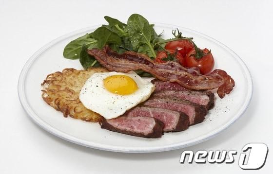 본문 이미지 - 이번에 출시되는 '프리미엄 브런치' 메뉴 '뉴욕 스테이크 플래터' /사진=CJ푸드빌 © News1 