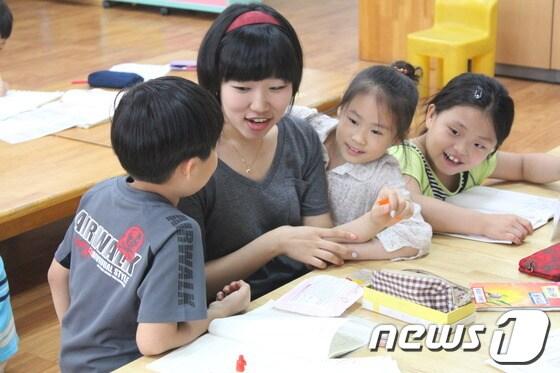 본문 이미지 - 동행프로젝트의 프로그램인 초등 돌봄교실에 참여 중인 대학생 선생님과 아이들.(사진=서울시) © News1 